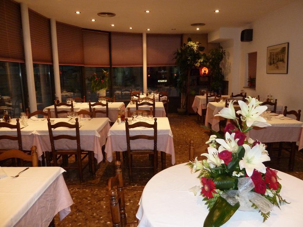 Restaurant Fonda Giralt Hotel Amer Buitenkant foto